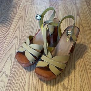 Madden girl platform sandals like new - 8 1/2